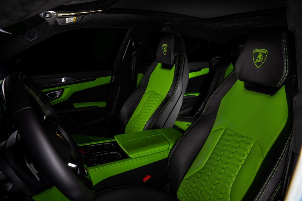2022 Lamborghini Urus (Black)